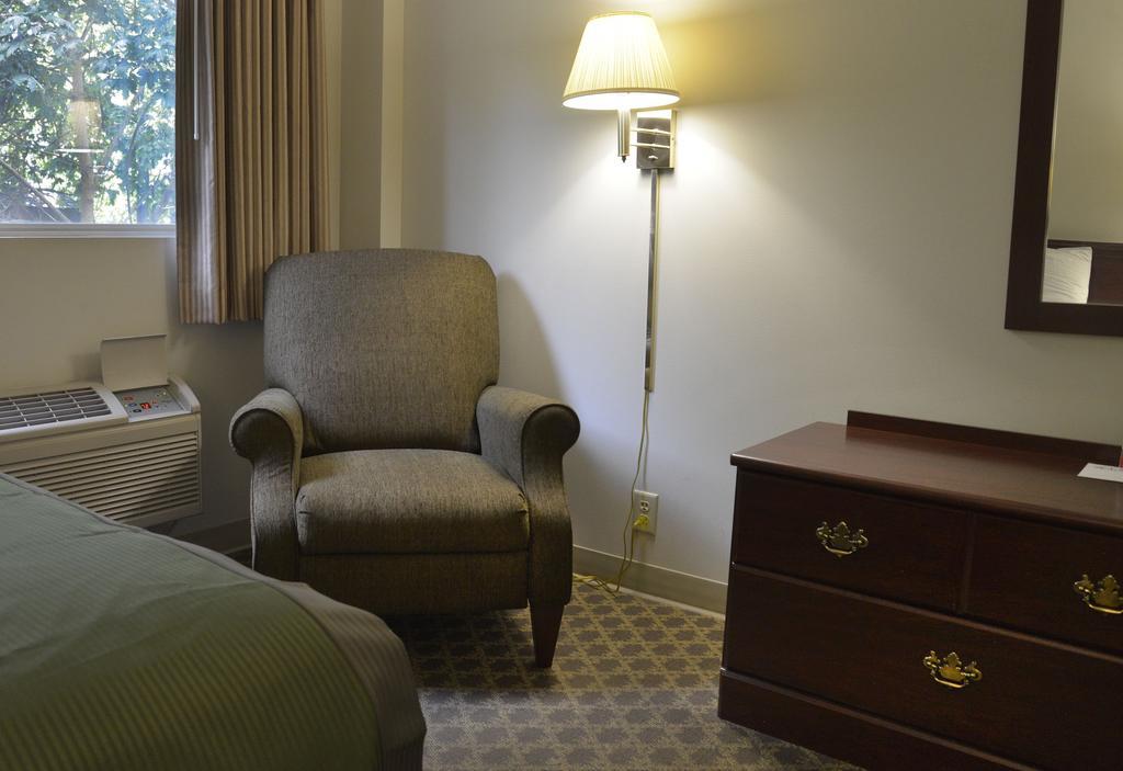 The Madison Inn Spokane Room photo